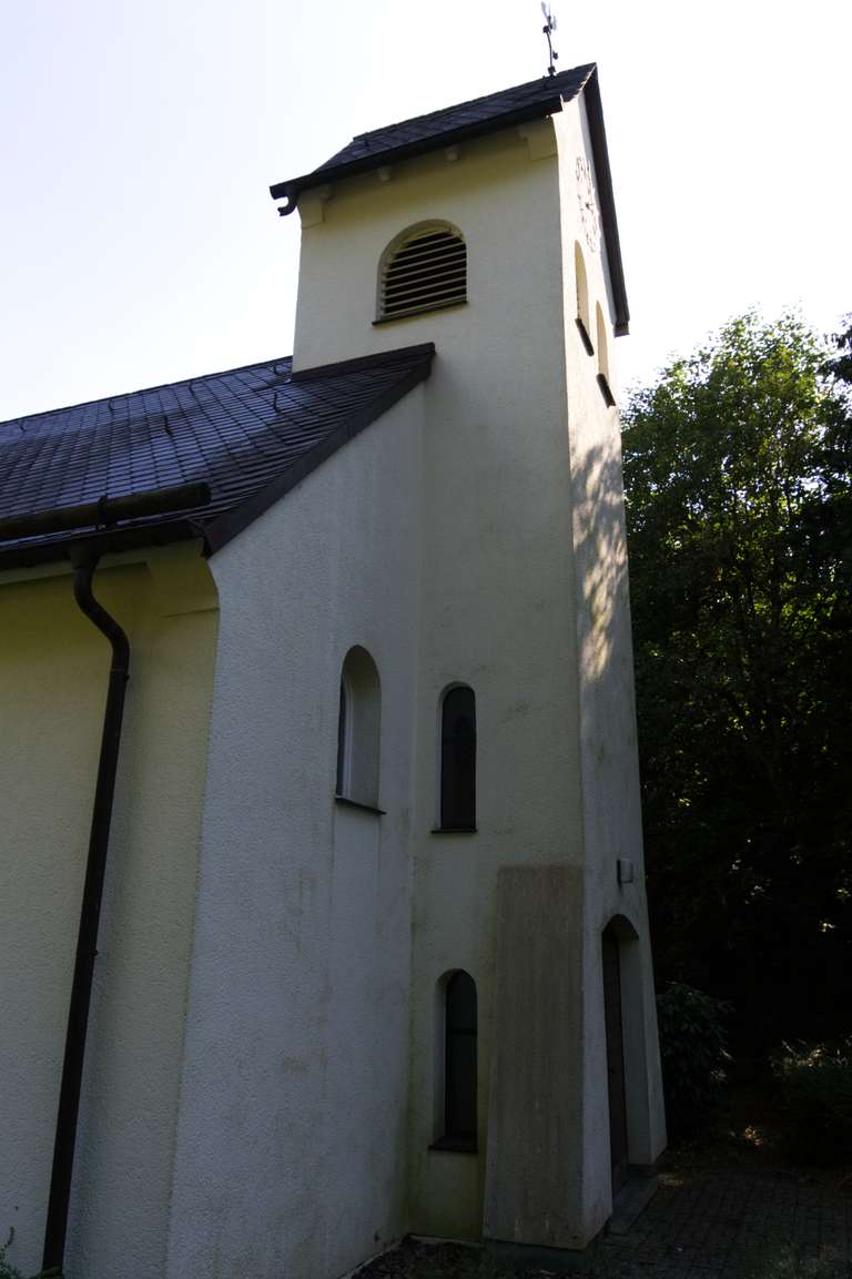 Glockenturm und Kapelleneingang