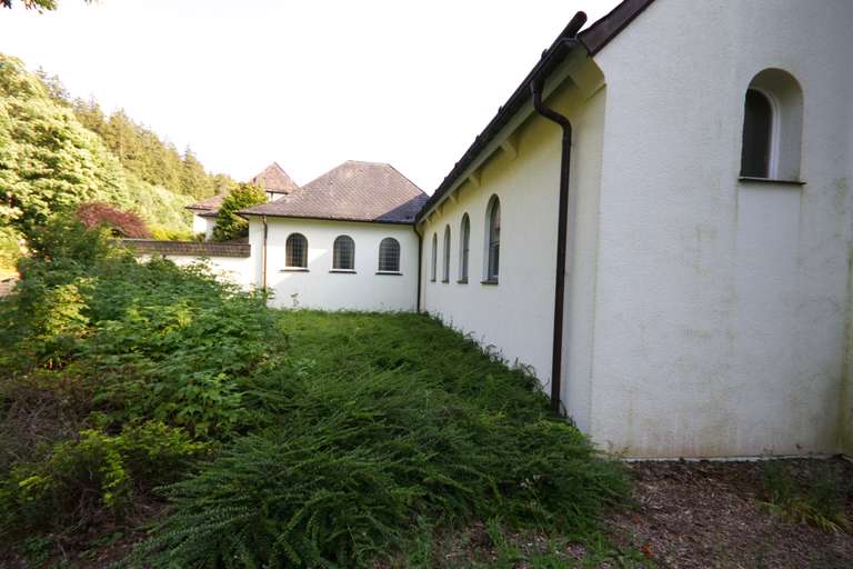 Schwesternchor, rechts Kapelle