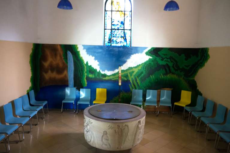 Ehemailige Taufkapelle. Sieht jetzt aus wie ein Raum für Gruppentherapie einer Kinder- & Jugendpsychiatrie.